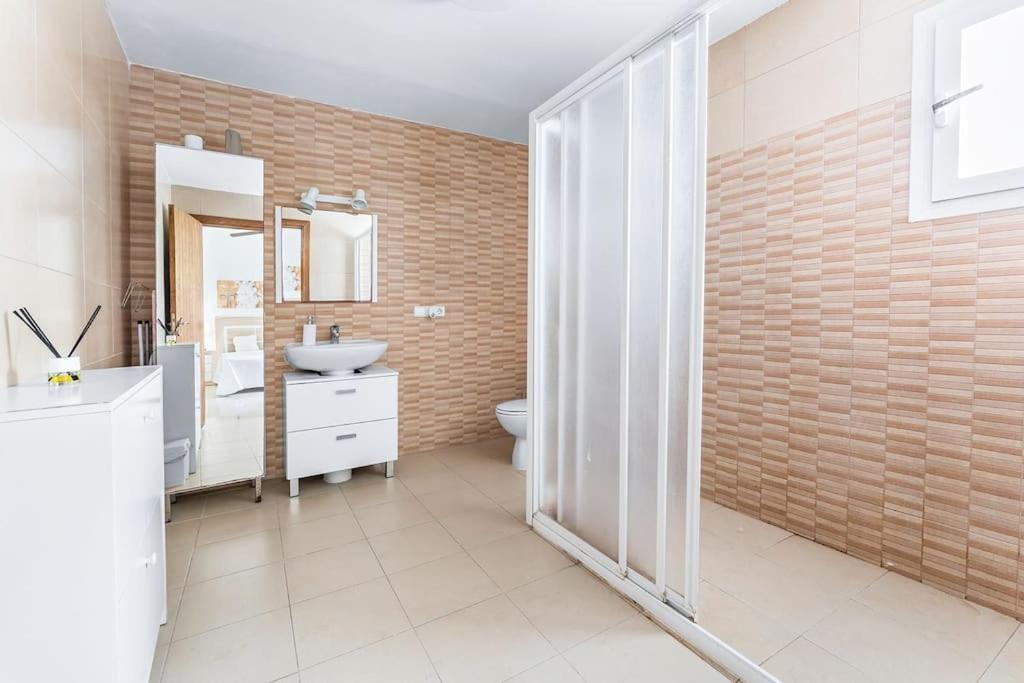 8 Guests Large Villa Near Bossa Beaches & Airport San José エクステリア 写真